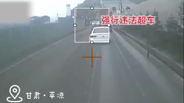 泗“夹缝”里强行超车致三车相撞！