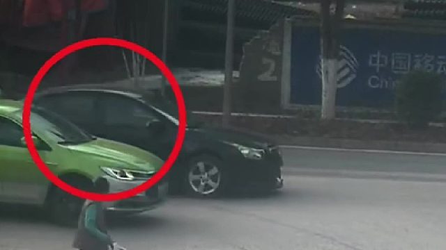 女子骑摩托车闯红灯，不守交规被撞飞！