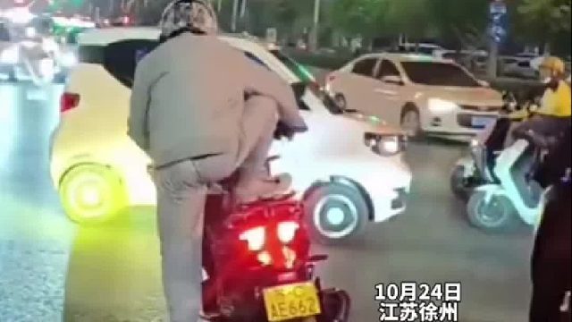 当时发现了这辆车不太对，赶忙停下飞奔过去查看 情况！