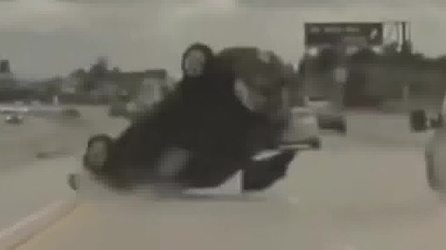 汽车轮胎突然爆出同排车辆被“弹上天”！