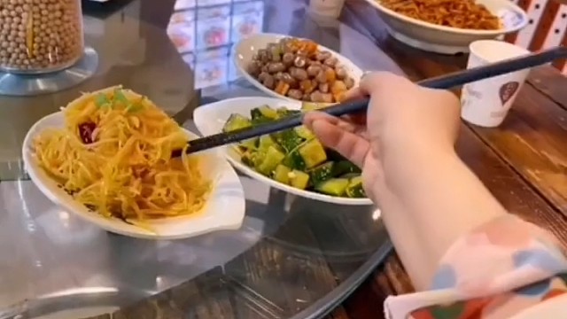 特发性震颤患者典型的症状为躯体某一部位不由自主抖动，主要表现为头部、或者上肢抖动，也可能会使声音受累