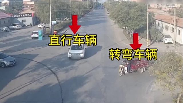 转弯未让直行危险一触即发！