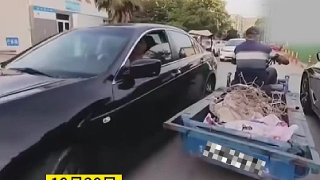 黑色小车与三轮车发生刮擦，网友：三轮车知道过不去都没敢动！