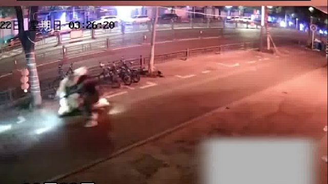 路面“暗藏”玄机过往电动车频繁中招摔倒！