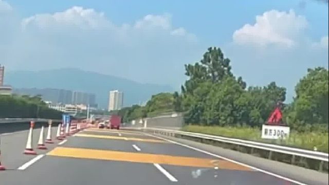 网友高速行车遇超长减速带，前半段还算正常，后半段是个啥？