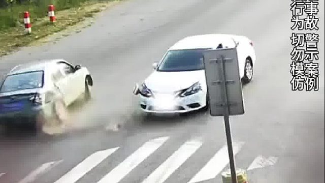 小白车直行过路口小灰车转弯未让行，事故一触即发！
