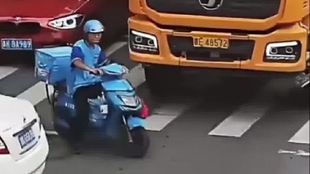 小哥骑电动车随意穿插，险遭大货车碾压负主责！