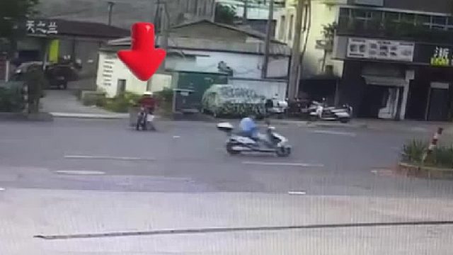 摩托车横穿马路被撞飞，幸亏戴了头盔保住一命！