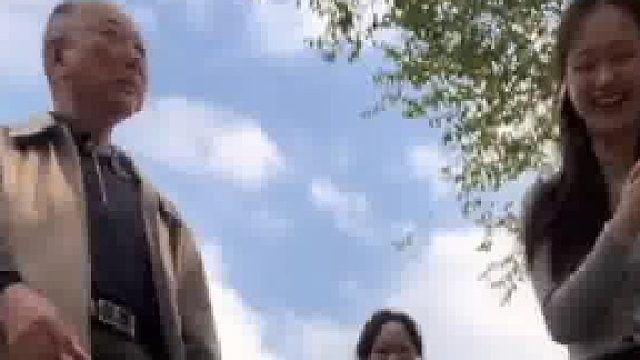 热心大爷不小心闯入女孩自拍镜头，暖心又好笑