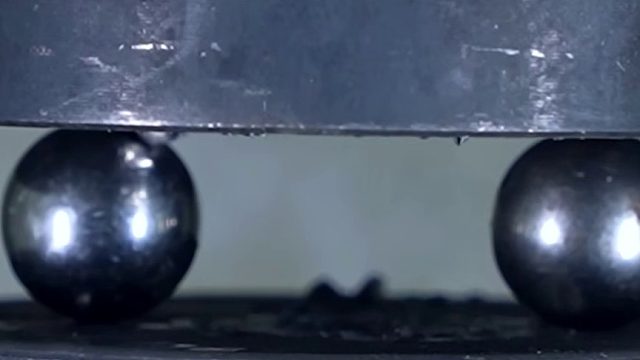 应该不是压扁吗？怎么会爆炸？