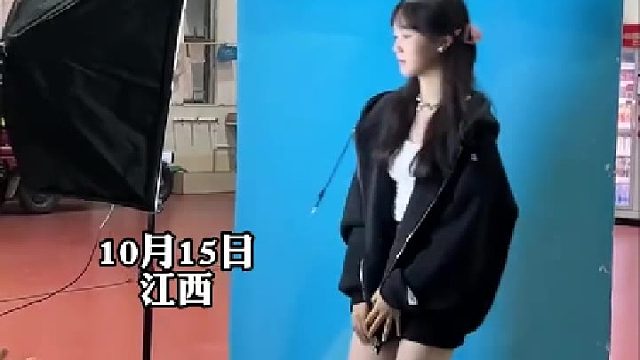 女生在学校拍证件照...