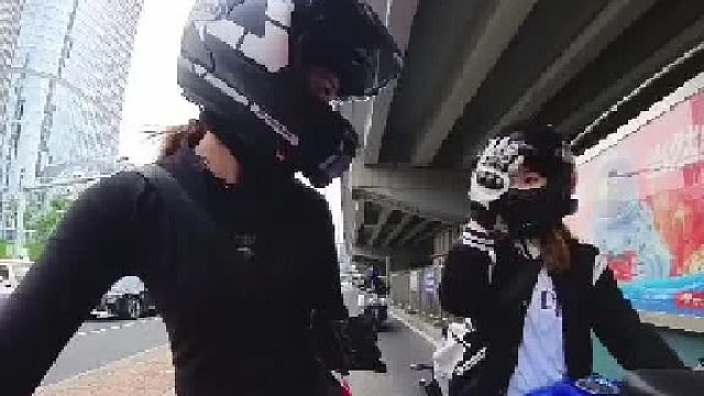 它很神奇会排水 车下有个排水管