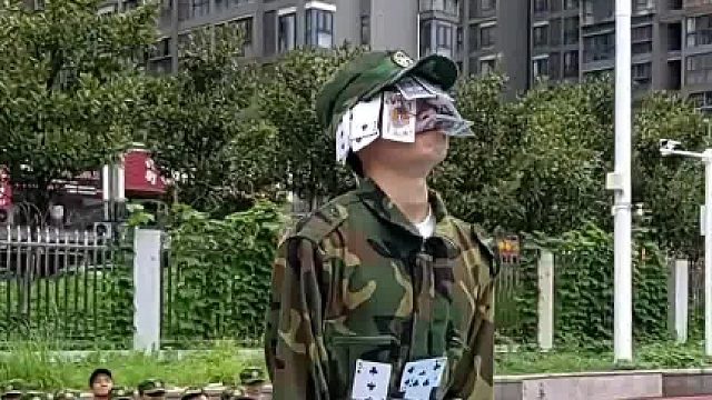 军训期间扑克牌的妙用，网友：54张是牌的极限，不是他们的