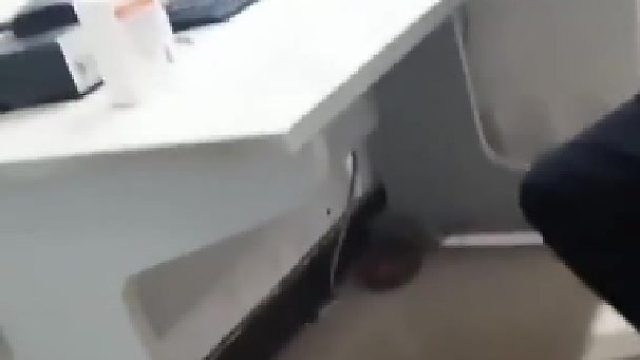 女子带孩子拍胸片 发现是小孩在操作