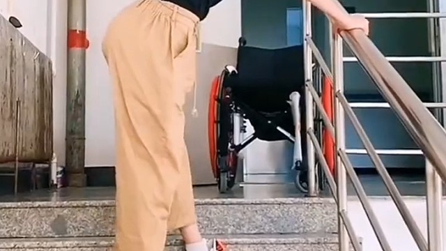 运动神经元是一类多发性神经退行类疾病，这种部位发病最常见的是手，患者可以明显感觉到手部无力，除此之外