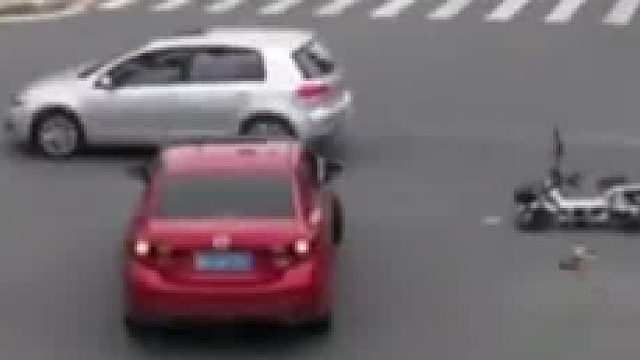 人类女子迷惑行为，像贞子一样过马路