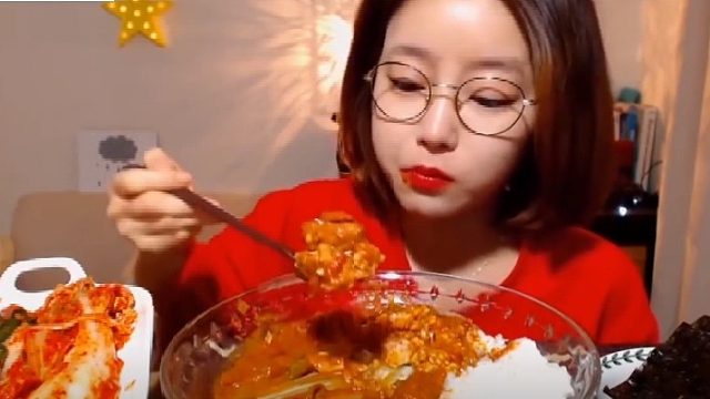 辣咖喱拌饭配上泡菜和海苔，鲜美可口，大口吃辣得超过瘾！
