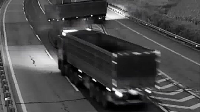 高速路驾车走神后，急打方向，撞毁路面设施！