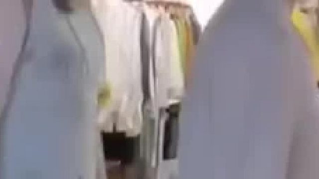 三位女士去店里试过衣服后觉得满意，竟然当老板面拍下条形码在网上购买同款衣服