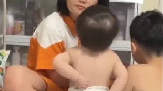 小朋友叉着腰看哥哥姐姐吃独食 站了半天愣是没忍住自己上手