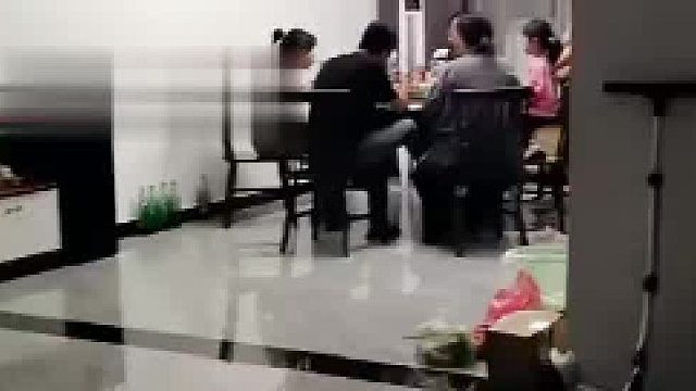 一家人一起吃饭男子却被孤立...