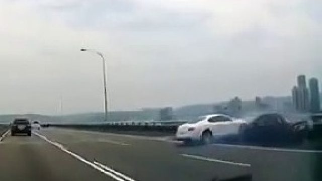 并线撞上宾利，还是个全责，以后会老实了吧？