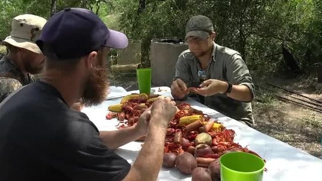 最奇特的野外狩猎，男子意外丰收了小龙虾，享用荒野版的饕餮盛宴