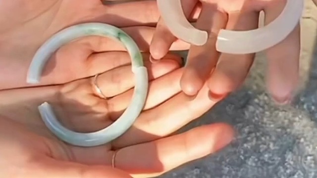 两个女生一起跳舞手镯碎了，成本太高了。