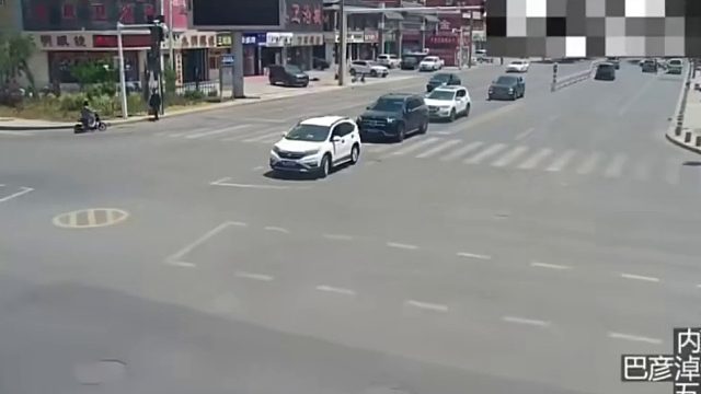 “见缝穿针”电动车闯红灯被撞！