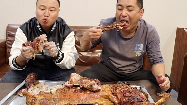 去大強哥家蹭飯，需要自食其力，烤半個羊，2人抱著大扣啃，過癮