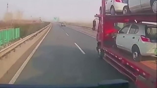 小车超车道上耍大刀！