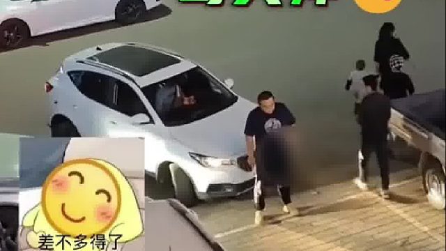 男子霸气人肉占车位！