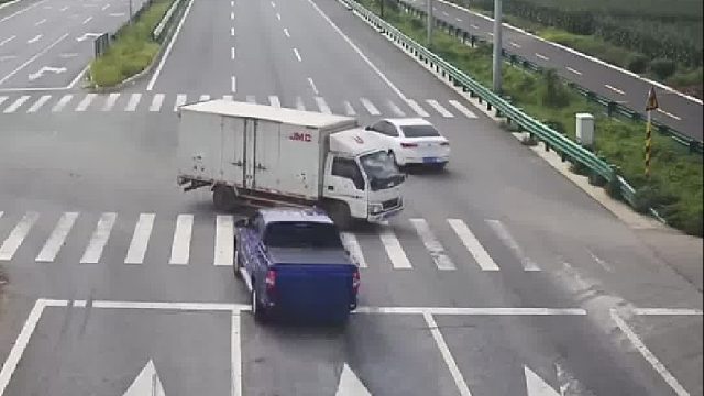 皮卡司机醉驾、闯红灯车里还有俩孩子！