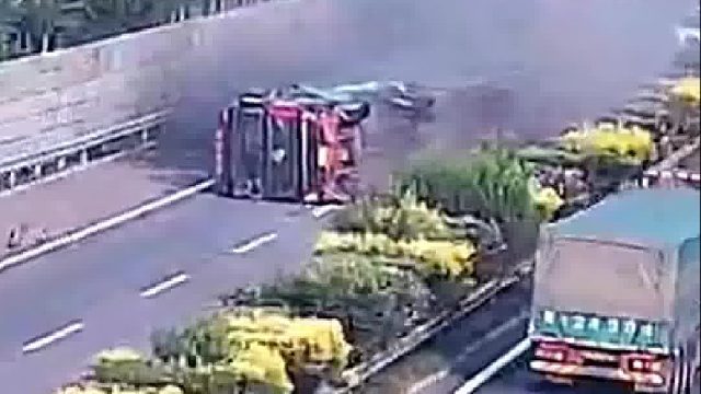 黑色小车随意变道酿交通事故还要负全责！