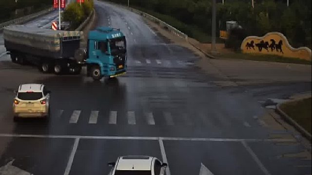 小车过路口不减速等红灯的三轮车很受伤！