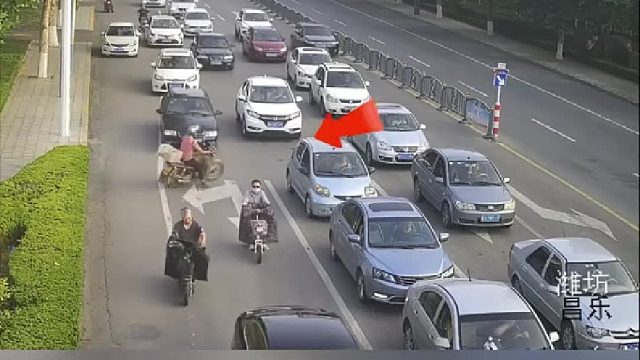 “如此鬼探头”摩托车横穿马路被撞翻！