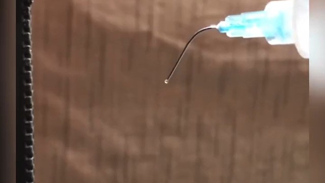 声波让水滴悬浮在空中。