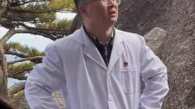 偶遇急救人员和工作人员上山救助患者，半路他们接到电话说爬错了地方，患者和急救人员似乎分别在南北峰