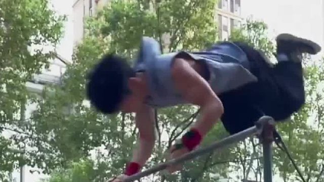 和消防队员互相学习交流健身经验