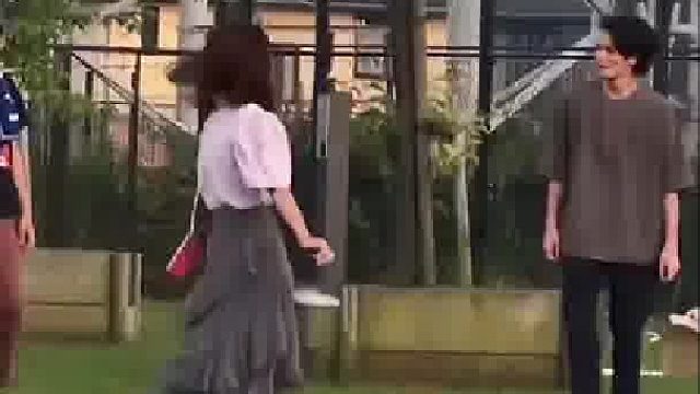 网友偶遇女子打羽毛球，每个动作都仿佛精心设计过