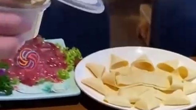 网友去喝菌汤，店家留样。别害怕，这是云南人吃菌之前的仪式感