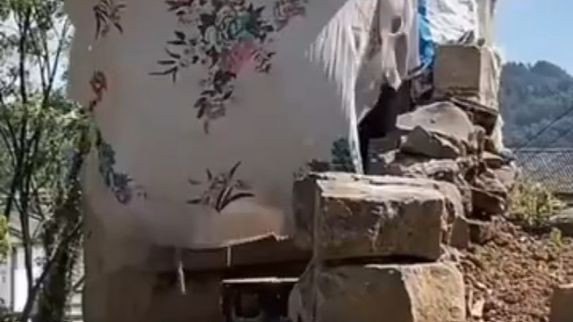 农村厕所风大时不能上，差点掉进去