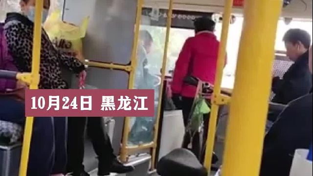 女子把电瓶车从后门抬上车被公交车司机要求下车后 打电话找人要求司机接听 司机：不接，我谁都不认识 网友：这是公交车又不是货车，找谁都没用，安全第一