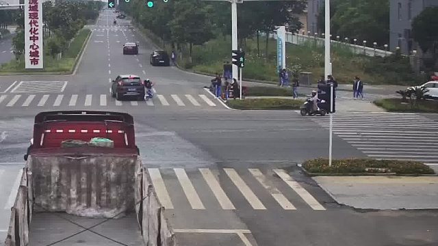 太危险！学生“奔跑式”过马路被撞受伤