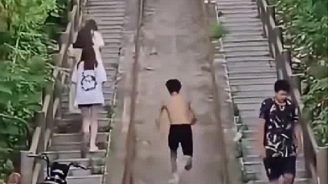 动力来自旁边三个女孩