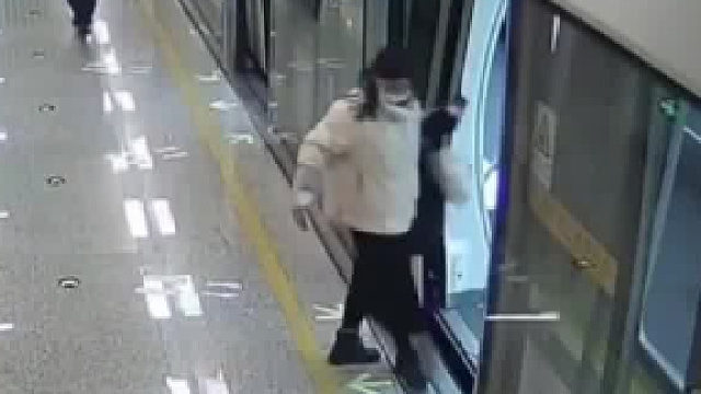 母子赶即将关门的地铁，险些酿成事故