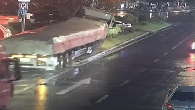 开车打盹大货车冲进绿化带！