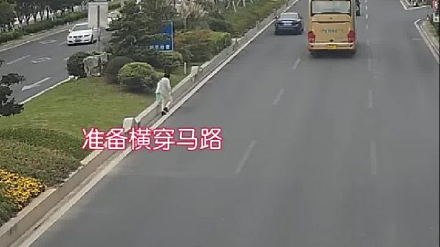 为抄近道行人横穿马路被撞！