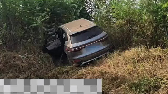 定速巡航开成“无人驾驶”时速120KM/H冲入边沟！