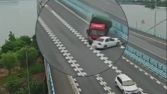 小车强行变道超车遭货车压顶万幸人没事！